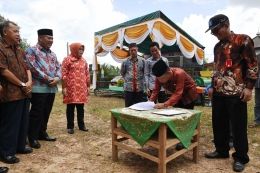 Bupati Bangka menandatangani surat perjanjian pengelolaan pembibitan sapi. (Dok. Humas Pemkab Bangka)