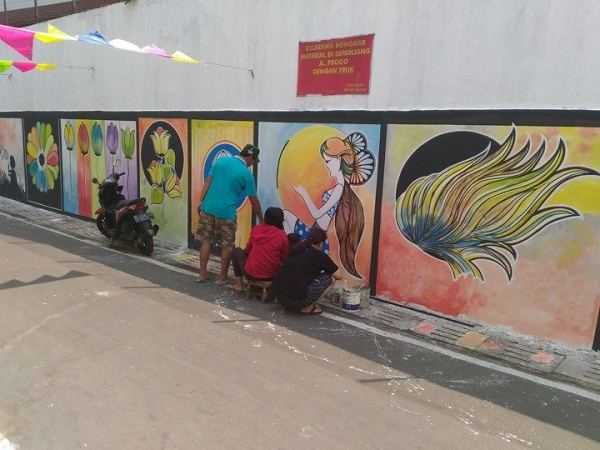 Jumadi dan dua anaknya tengah melukis (foto: dok pri)