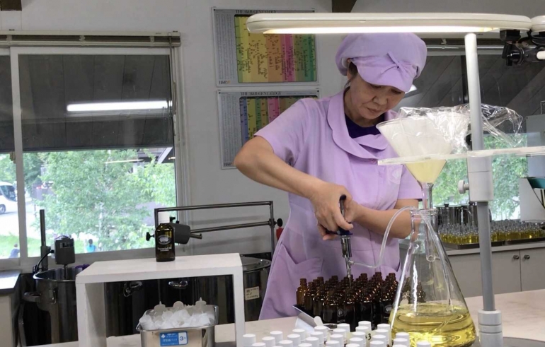 Seorang ibu pekerja minyak Lavender di Jepang, berkomitmen tinggi