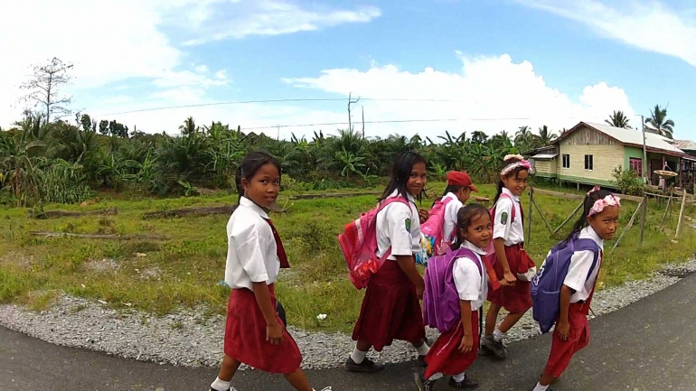 Anak di Pulau Sebatik berangkat sekolah. Sumber ilustrasi: ceritapelosokindonesia.wordpress.com