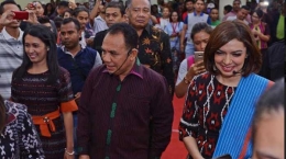 Najwa Shihab didampingi Gubernur NTT, Frans Lebu Raya, memasuki aula El Tari Kupang (Foto: Tribunnews.com)