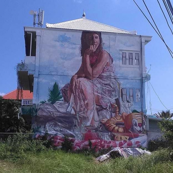 Seni mural bergambar cewek bule yang sedang menyendiri ditemani dengan anjing/kucing kesayangannya (Sumber: dokumen pribadi)