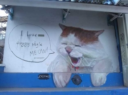 Seni mural yang menggelitik, kucing yang menyukai gaya anjing (Sumber: dokumen pribadi)