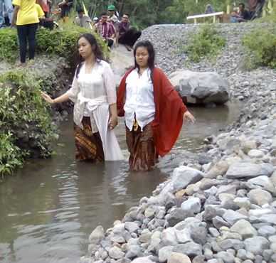Dua penari seperti Dewi penjaga sungai Boyong.(foto:Ko In) 