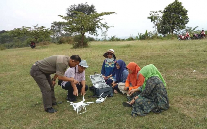 Belajar Drone di Bukit Teletubis, kota Batu (koleksi pribadi)