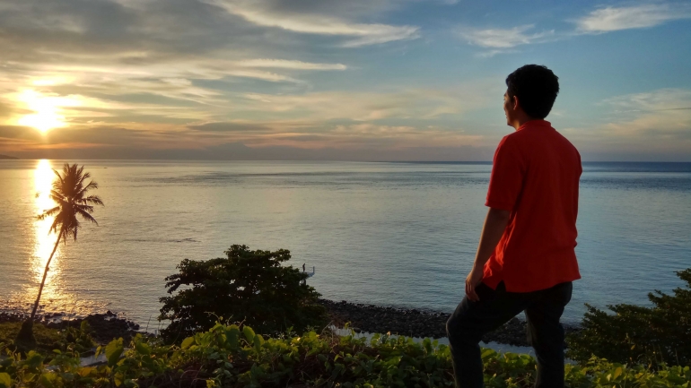 Menatap keindahan sunset di Kinaari Resort, Minahasa Utara | Dokumentasi Pribadi