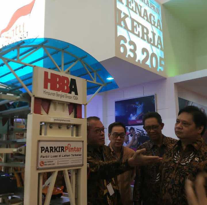 Henry Widjaja (kiri), Prijono Sugiarto (kedua dari kiri), Airlangga Hartarto (kanan) Foto: Instagram@YDBA_Astra