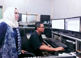 Tanty Octavia Mengapresiasi hasil recording di Queen Studio Medan