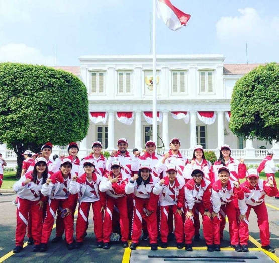 Bersama timnas futsal putri Indonesia (Foto: Eko Media Tama)