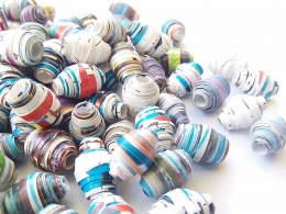 Manik-manik cantik dari penanggalan bekas bisa dimanfaatkan untuk membaut gelang, kalung, dan tas (sumber gambar : Afin Yulia)