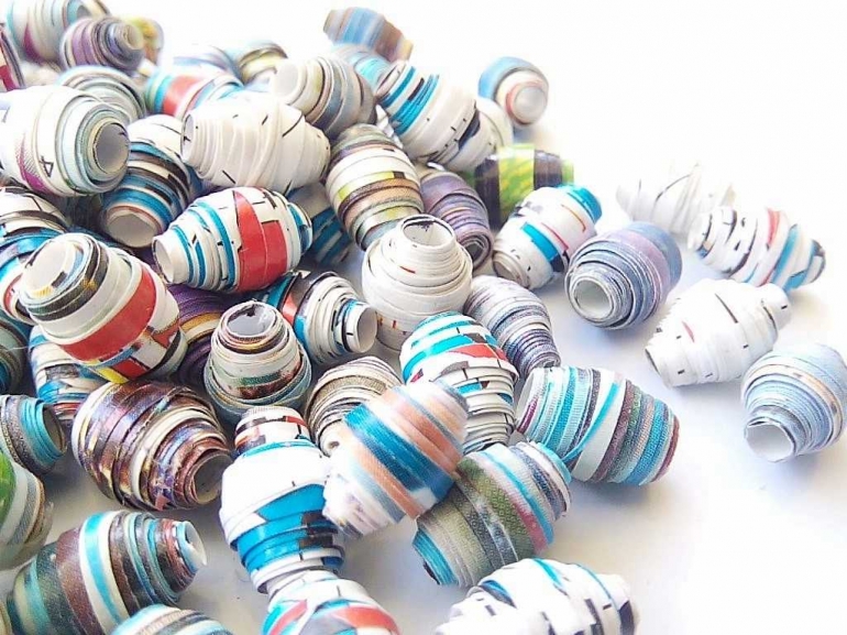 Manik-manik cantik dari penanggalan bekas bisa dimanfaatkan untuk membaut gelang, kalung, dan tas (sumber gambar : Afin Yulia)