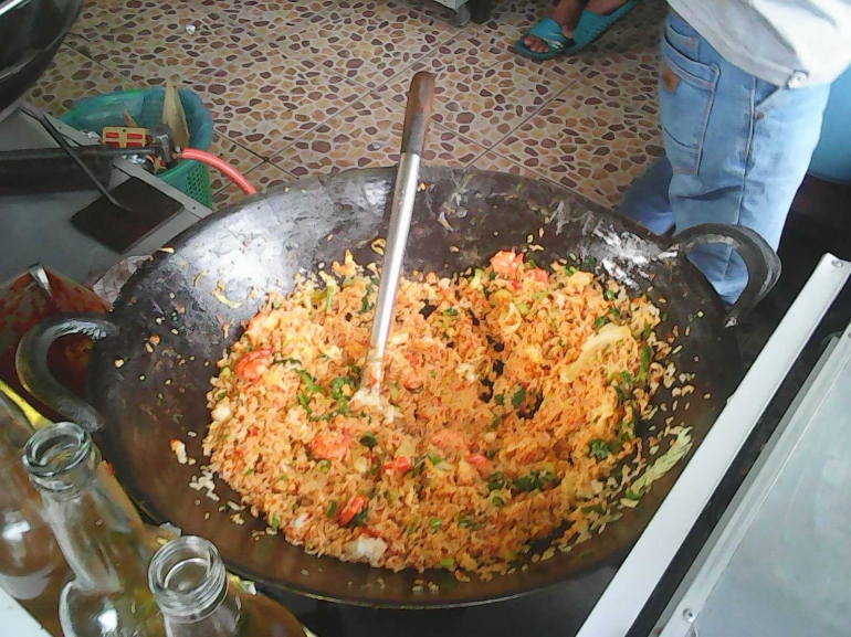 Gambar 2, Proses pembuatan nasi goreng, nasinya dilempar ke wajan (Doc. FMT)
