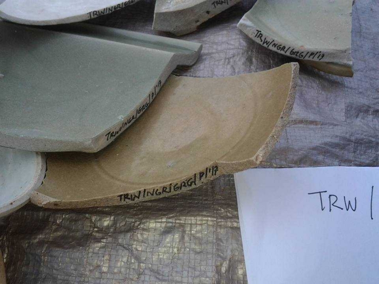 Pecahan keramik harus diberi label (Foto: Watty Yusman)