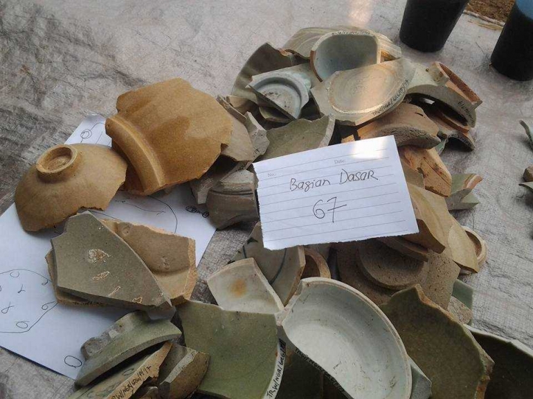 Pecahan-pecahan keramik bagian dasar (Foto: Watty Yusman)
