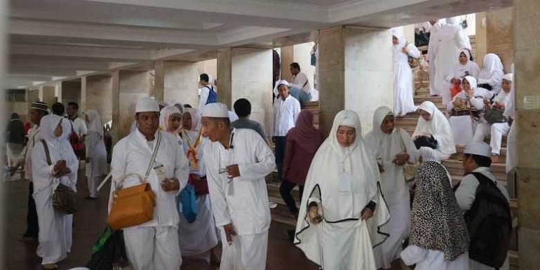 Jemaah dari berbagai daerah mengikuti acara Manasik Umroh First Travel 2017 dan Dzikir Akbar yang diselenggarakan oleh agen perjalanan umroh First Travel di Masjid Istiqlal Jakarta, Minggu (6/11/2016).(KOMPAS.com / WAHYU ADITYO PRODJO)