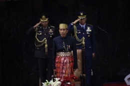 Presiden Jokowi mengenakan baju adat Bugis menyampaikan pidato Kenegaraan di depan rapat paripurna DPR dan DPD. Foto: KOMPAS.com/GARRY ANDREW LOTULUNG