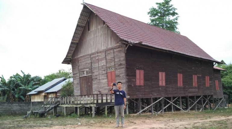 Rumah Adat Dayak di Desa Asam Besar. Foto dok. Yayasan Palung