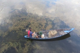 Terlihat airnya jernih saat nelayan mencari ikan di Danau Asam Besar, Manis Mata. Foto dok. Yayasan Palung