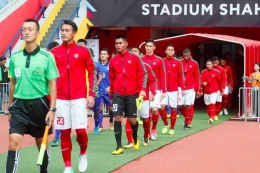 Skuad timnas Indonesia memasuki Stadion Shah Alam saat menghadapi Thailand pada laga pertama SEA Games 2017, Selasa (15/8/2017). (BolaSport.com/Herka Yanis)