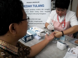 Konsultasi dan cek gula darah gratis dari RS OMNI Cikarang untuk warga. Dokpri