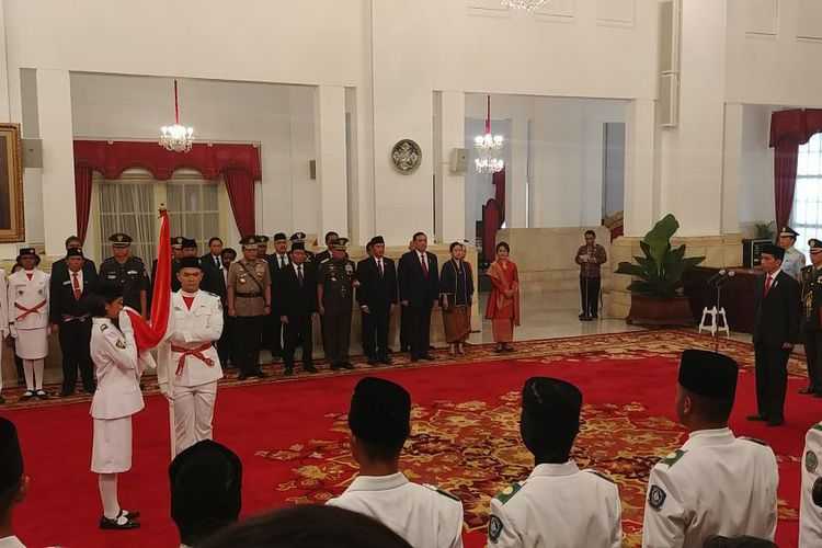 Presiden Joko Widodo dalam upacara pengukuhan Paskibraka di Istana Negara, Jakarta, Selasa (15/8/2017).(KOMPAS.com/IHSANUDDIN)