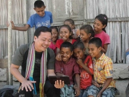 Anak-anak di sebuah desa di Kabupaten Timor Tengah Selatan bermain iPad untuk pertama kali (Dokumentasi Pribadi)