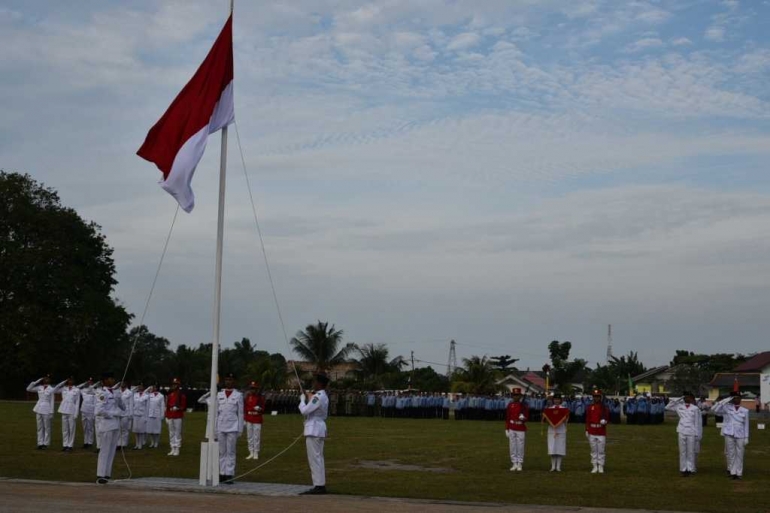 Penuruan bendera (foto: Rustian)