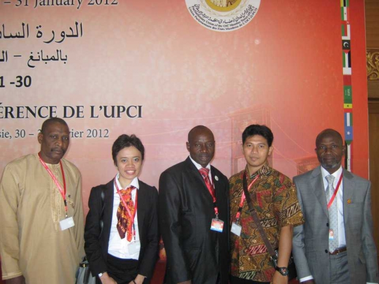 Saya menjadi interpreter untuk tiga orang delegasi dari Mali, Oktober 2012, bersama seorang polisi pengawal dari Palembang. (Dokumentasi Pribadi)