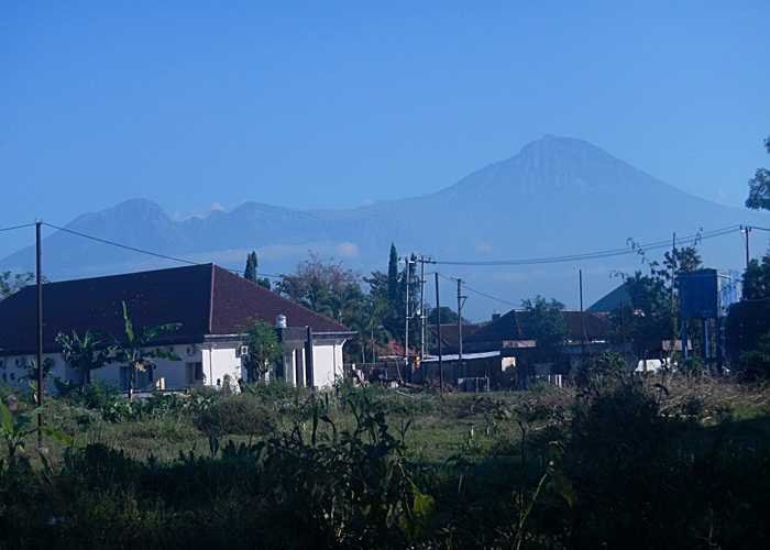 Siluet Rinjani Lombok dari halaman belakang RSUD Kota Selong Lombok Timur (Dokumentasi Pribadi)