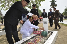 Ketua DPRD Bangka dan Bupati Bangka tabur bunga. (Dok. Humas Pemkab Bangka)