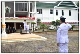 Wakil Bupati Bantaeng selaku Irup pada Upacara Pengibaran Bendera Merah Putih dalam rangka HUT RI ke-72 di Kantor Bupati Bantaeng (17/08).