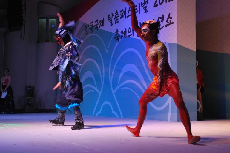 Darlane tampil sebagai penari dalam Mask Fashion Show di Korea Selatan tahun 2012. Foto dokumentasi Darlane Litaay.