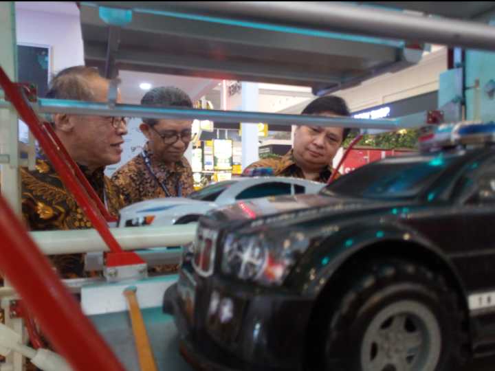 Airlangga Hartarto (Menteri Perindustrian RI) melihat Parkir Pintar hasil desain anggota HBBA didampingi Henry C Widjaja [Foto:prattemm]