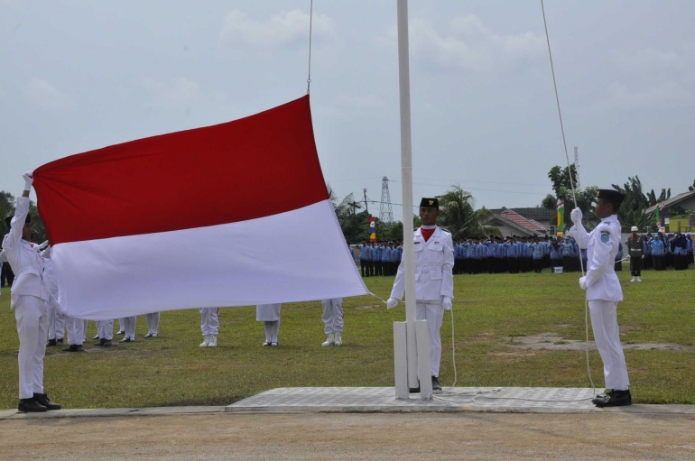Penaikan Bendera Merah Putih di Lapangan Bina Satria Sungailiat. (dok. Humas Pemkab Bangka)