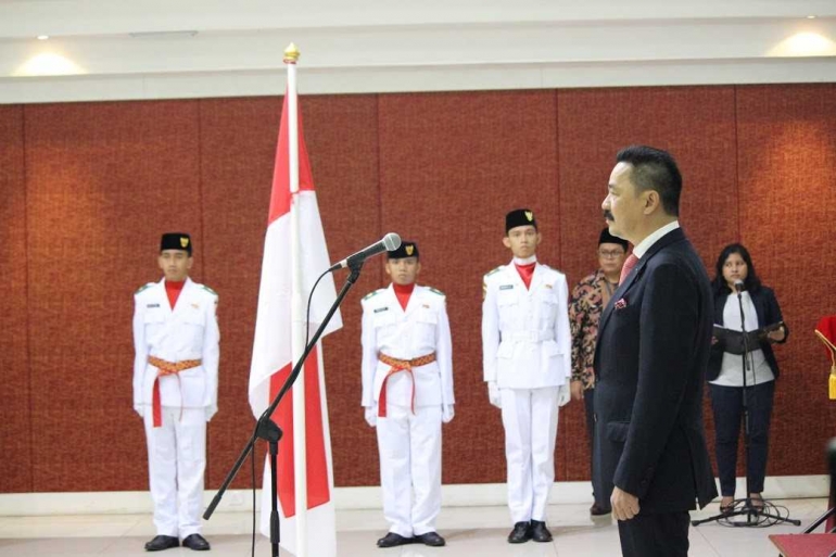Duta Besar Luar Biasa dan BerKuasa Penuh RI untuk Kerajaan Malaysia Bapak Rusdi Kirana, Tampak berdiri saat menjadi Inspektur Upacara Pengukuhan PASKIBRA , di Aula Hasanuddin KBRI Kuala Lumpur (16/7)