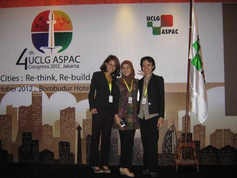 Saya pernah juga menjadi notulen bersama dua orang teman lainnya dalam acara konferensi ASPAC, tahun 2012 silam. (Dokumentasi Pribadi)