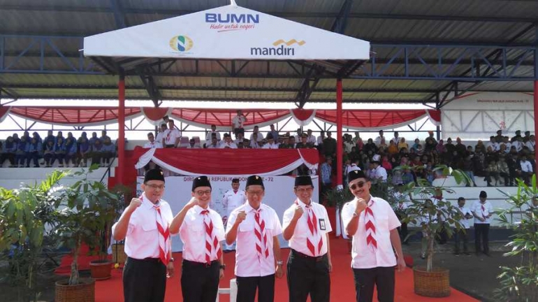 Deputi Kementerian BUMN, Wahyu Kuncoro berfoto bersama empat direksi BUMN usai Upacara Bendera HUT RI ke-72 di Pangalengan, Bandung. (Foto: Gapey Sandy)