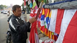 Pak Usman dan bendera-bendera jualannya. Foto 17 Agustus 2017. (Foto GANENDRA)