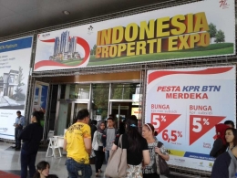 suasana di pintu masuk pameran indonesia properti expo (sumber foto: dokumentasi pribadi)