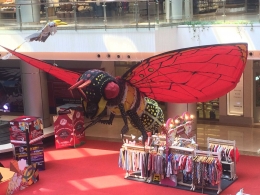 Salah satu layang-layang yang tergantung di sudut Mall PIK Avenue