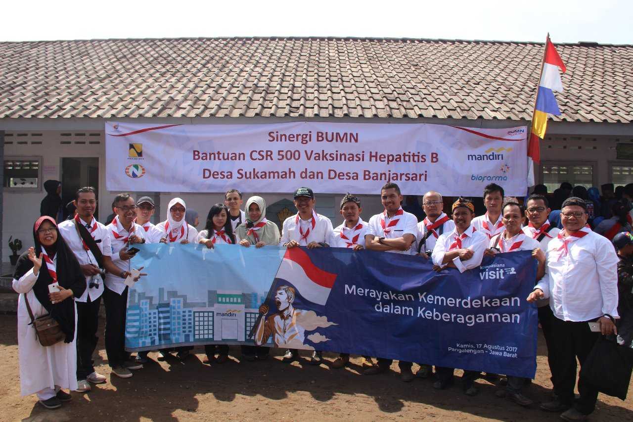 Kompasianers berfoto bersama di depan SD Negeri Malabar 03 (Foto:Kompasianers)