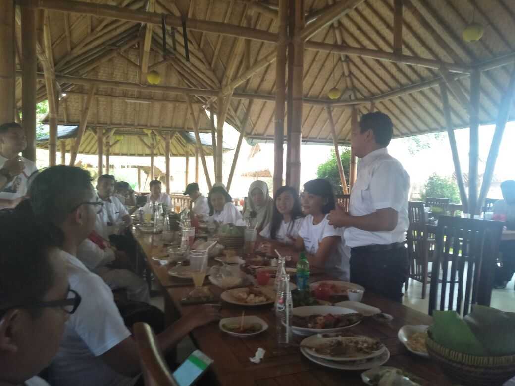  Eko Noviansyah saat menyampaikan sepatah dua kata di gubug makan Mang Engking Bandung