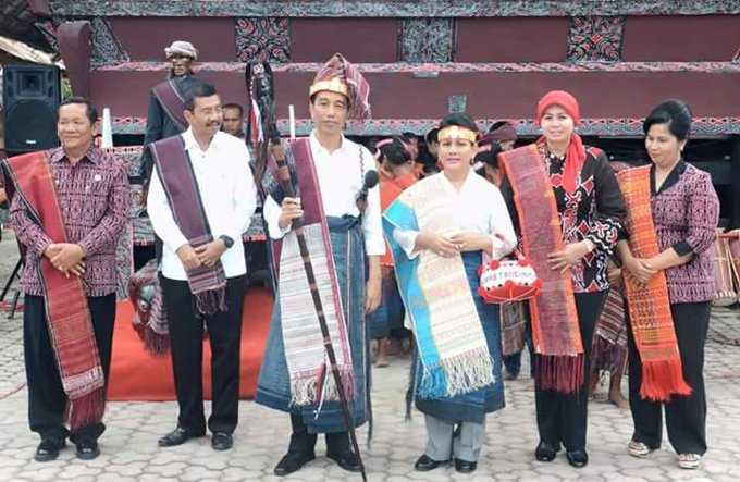 Melihat Anomali Politik Baju Adat Jokowi oleh Pebrianov Melihat Anomali Politik Baju Adat Jokowi oleh Pebrianov