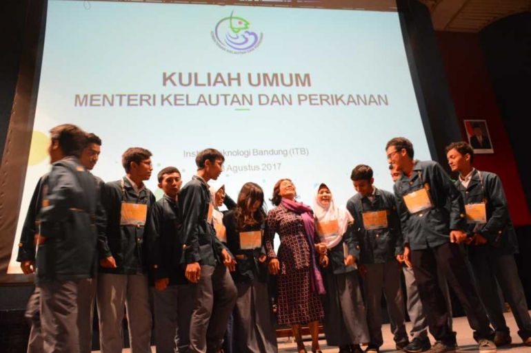 Bersama mahasiswa baru ITB (foto: Kamaruddin Azis)