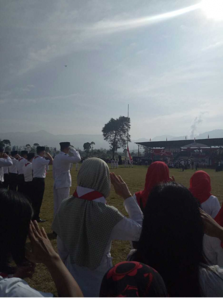 Deskripsi : Para Kompasianers mengikuti upacara bendera menyambut HUT ke 72 RI di perkebunan teh Malabar I Sumber Foto : Andri M