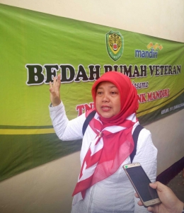 Deskripsi : Ibu Martha Budiningsih, CSR Officer-Bank Mandiri menjelaskan Program Bedah Rumah I Sumber Foto : Andri M