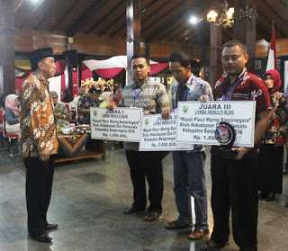 Penyerahan hadiah lomba blog parwisata Banjarnegara oleh Pak Bupati Sutedjo Utomo. Dokpri
