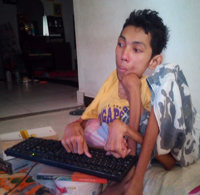 Agus saat menulis buku.