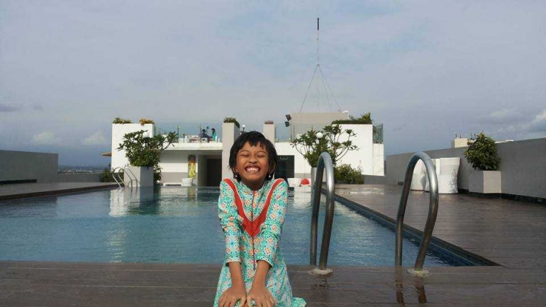 Dokumen pribadi: Nah ... Kota Malang yang dingin tak menyurutkan hobi Teteh berenang. Semoga sehat selalu ya ...