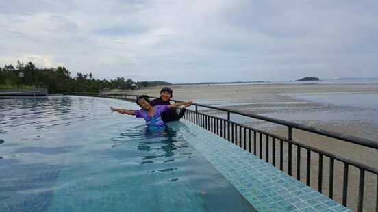 Dokumen pribadi: Belitung pulau yang cantik. Asyik juga nih menikmati pantai dari tepi kolam renang hotel.